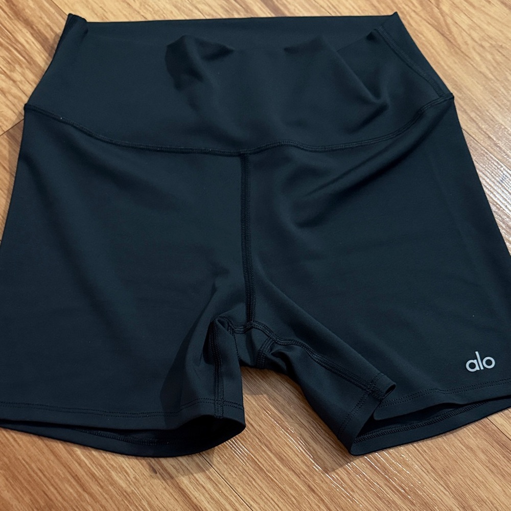 ALO Airlift energy short - Never worn - Sz L
